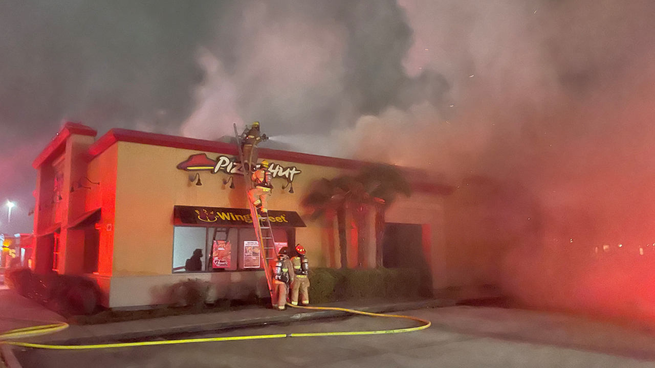Lafayette Pizza Hut on Ambassador Caffery Parkway catches fire